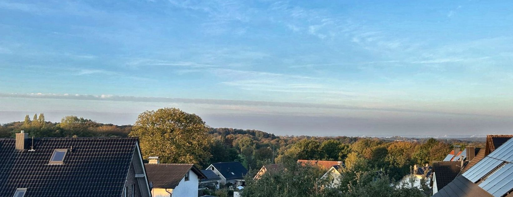 Herbstlicher Blick aus der Kanzlei in Neunkirchen-Seelscheid über bunt gefärbte Wälder bis zum Horizont